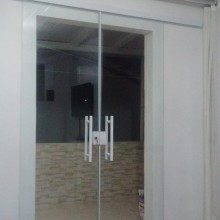 Porta de correr por tras da parede dupla.